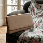 Robe à imprimé fleuri : le sac uni qui calme l’ensemble