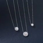 Choisir son collier selon le décolleté : rond, en V ou bateau
