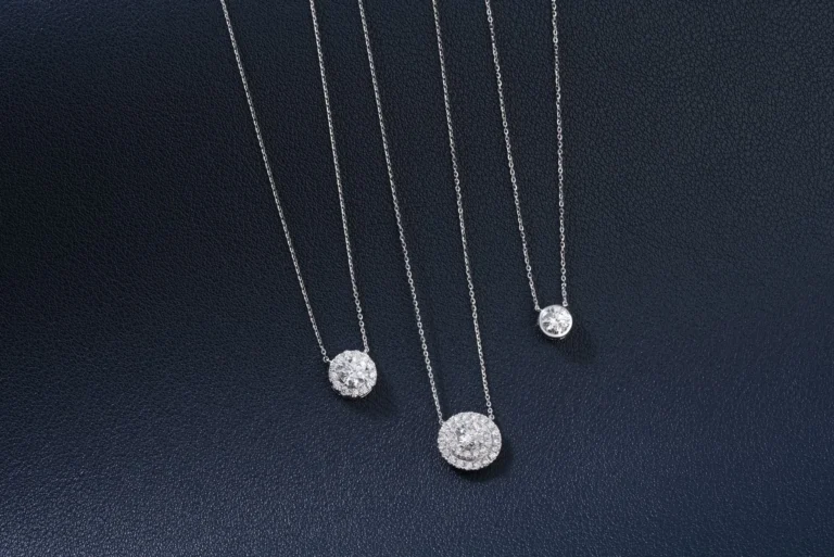Choisir son collier selon le décolleté : rond, en V ou bateau