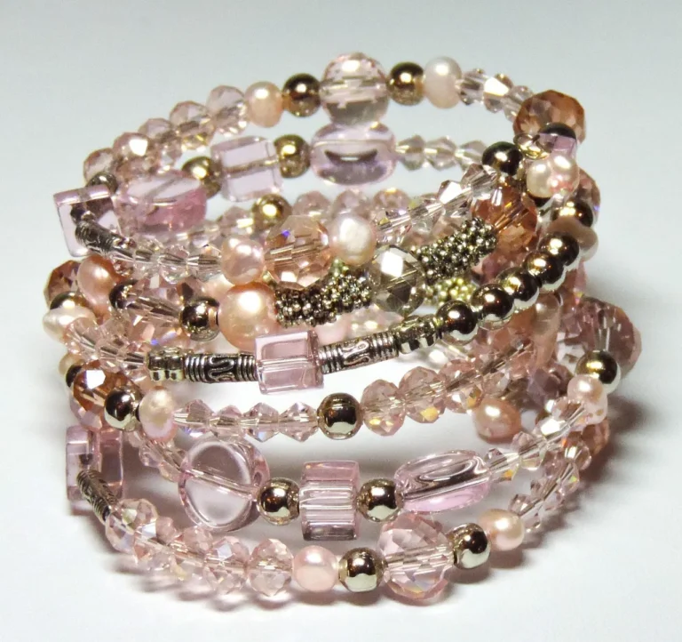 Bracelet manchette : sur quel poignet et avec quelles manches