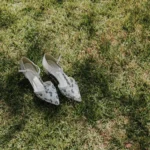 Mariage en extérieur : quels talons ne s’enfoncent pas dans l’herbe